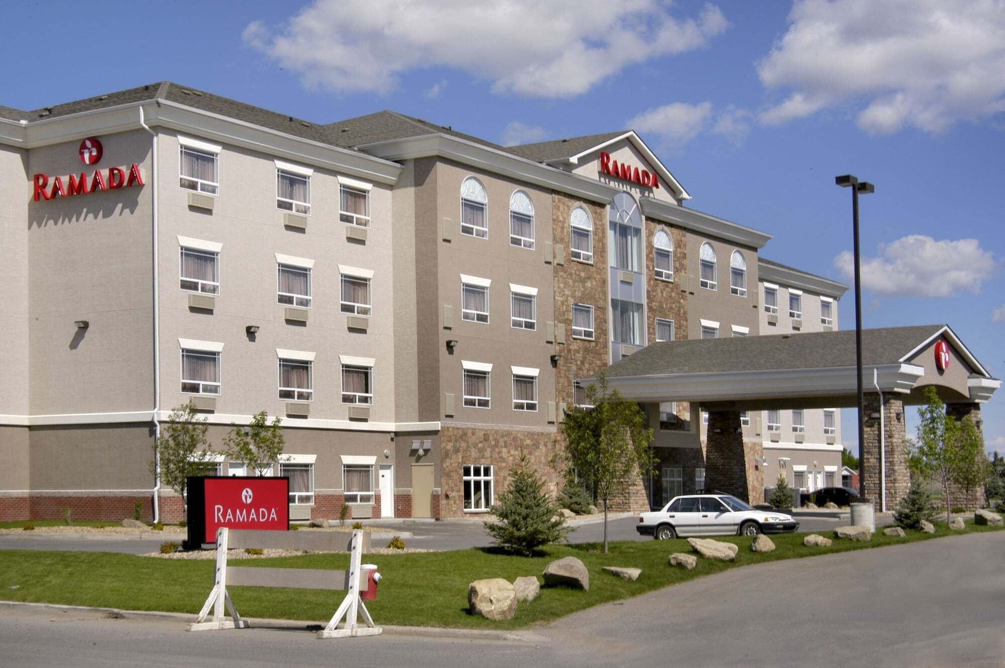 Ramada By Wyndham High River Exterior photo